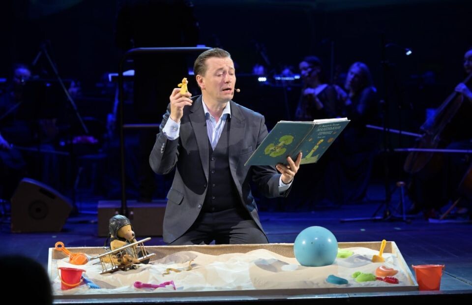    Сергей Безруков на сцене барнаульского театра. Источник: t.me/tomenko_22