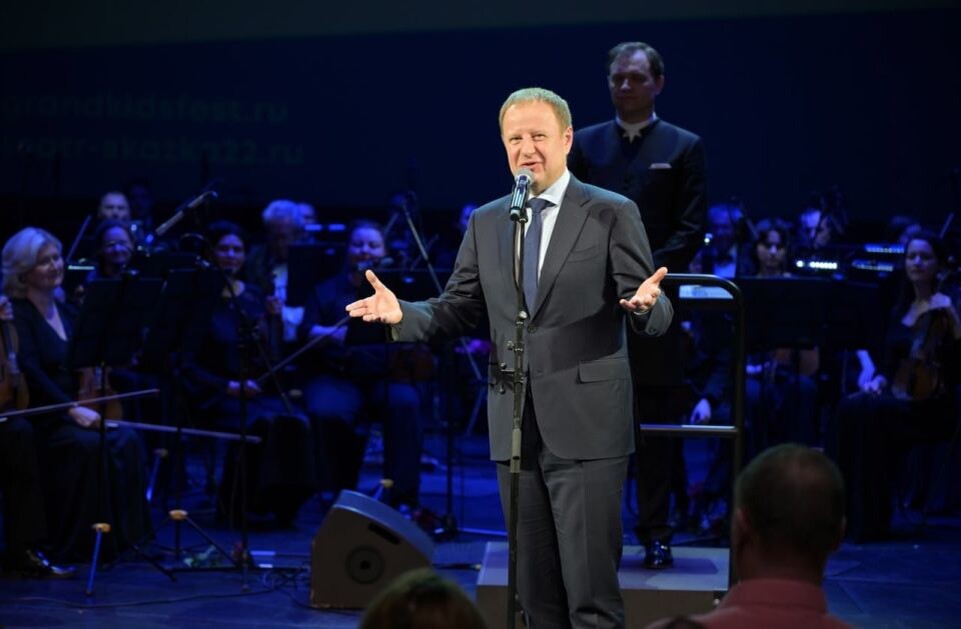    Сергей Безруков на сцене барнаульского театра. Источник: t.me/tomenko_22