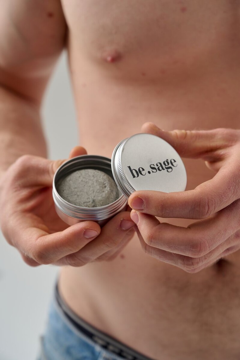 На фото: твердая плитка для бритья для мужчин