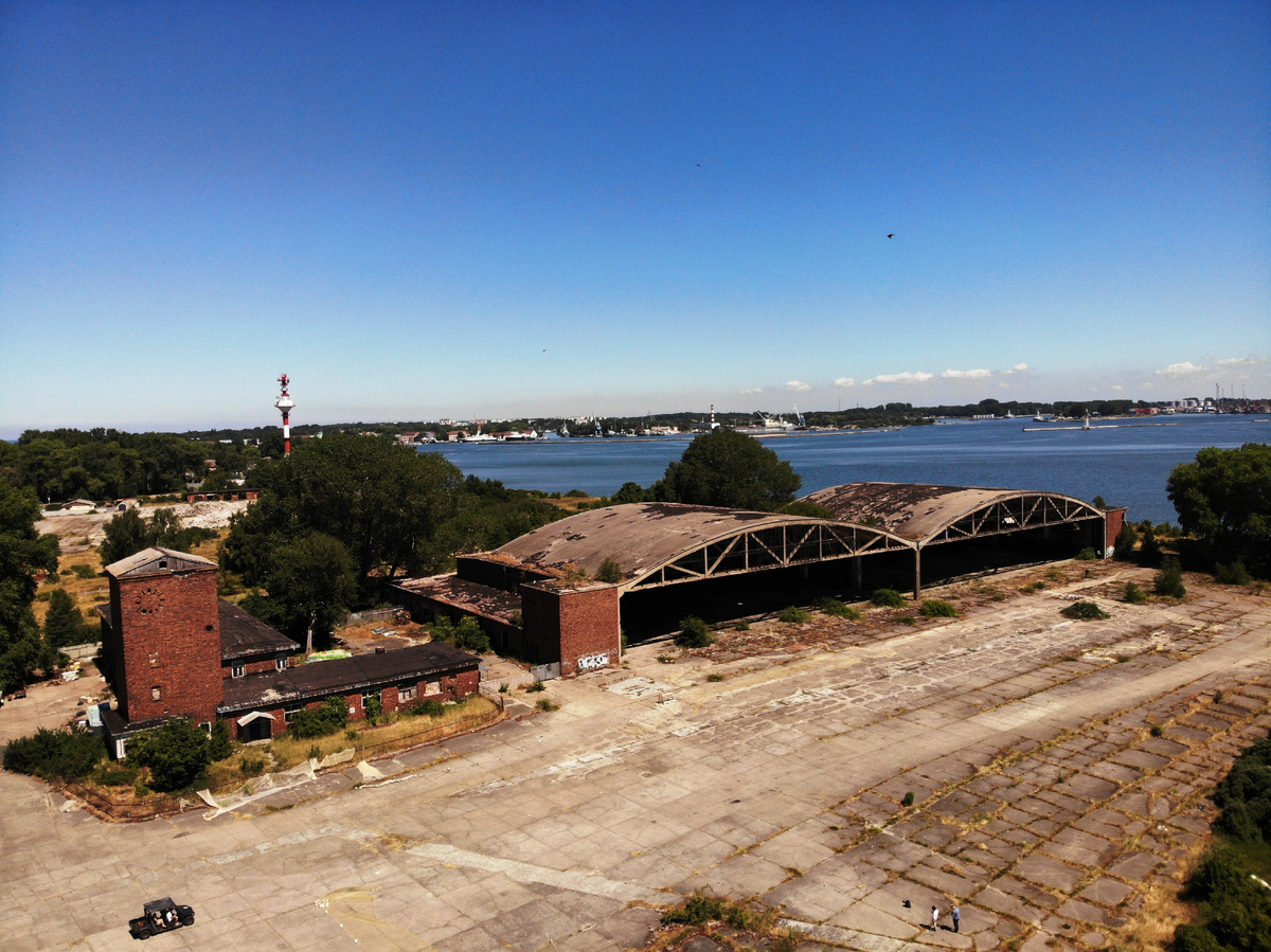 Ангары аэродрома Нойтиф. Слева - башня управления.