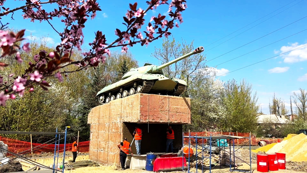    Югорчане вернут оригинальный цвет танку в Макеевке