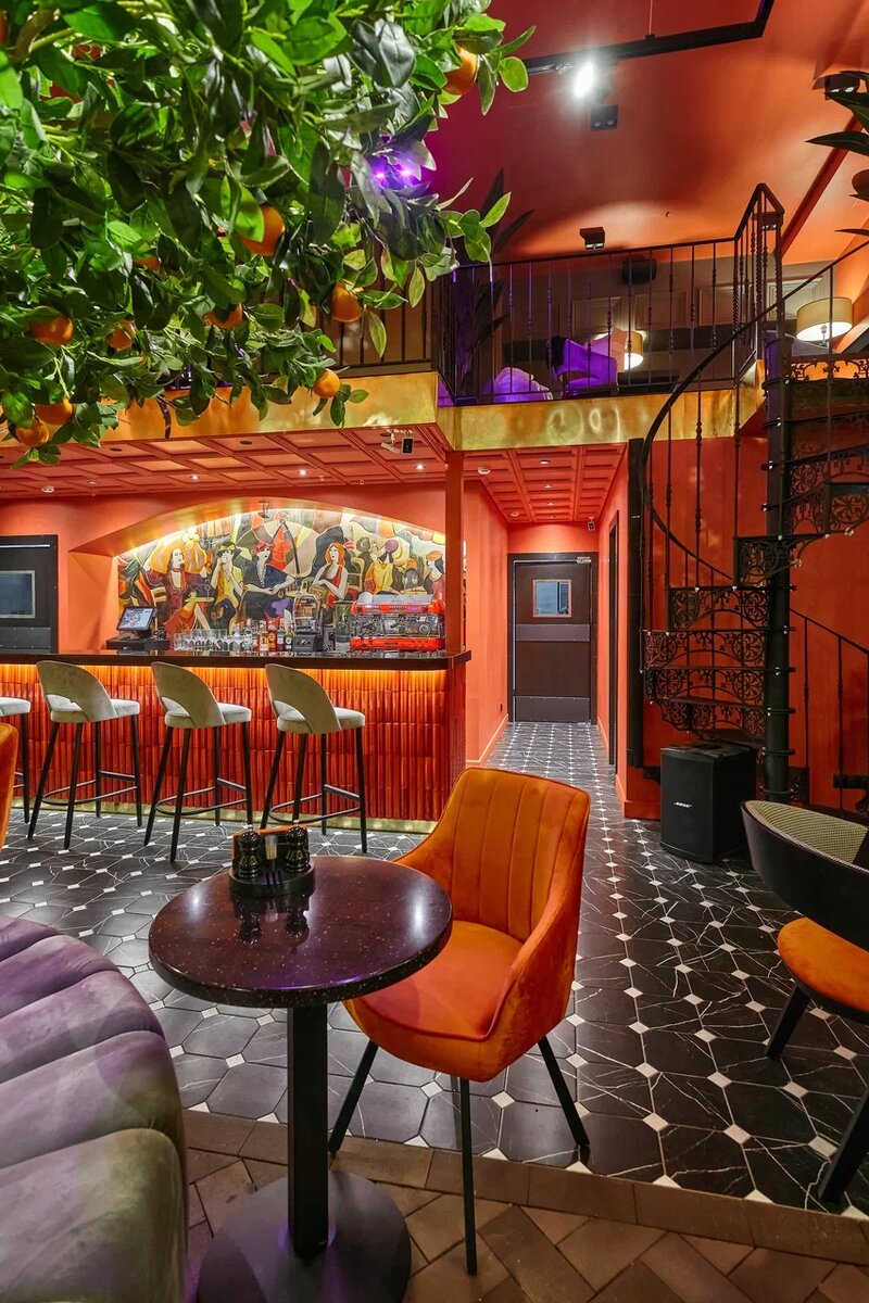 А если подняться по узкой закрученной лестнице на второй этаж, то может показаться, что Вы наблюдаете с балкона за тем, как кипит жизнь в уютном римском дворике.