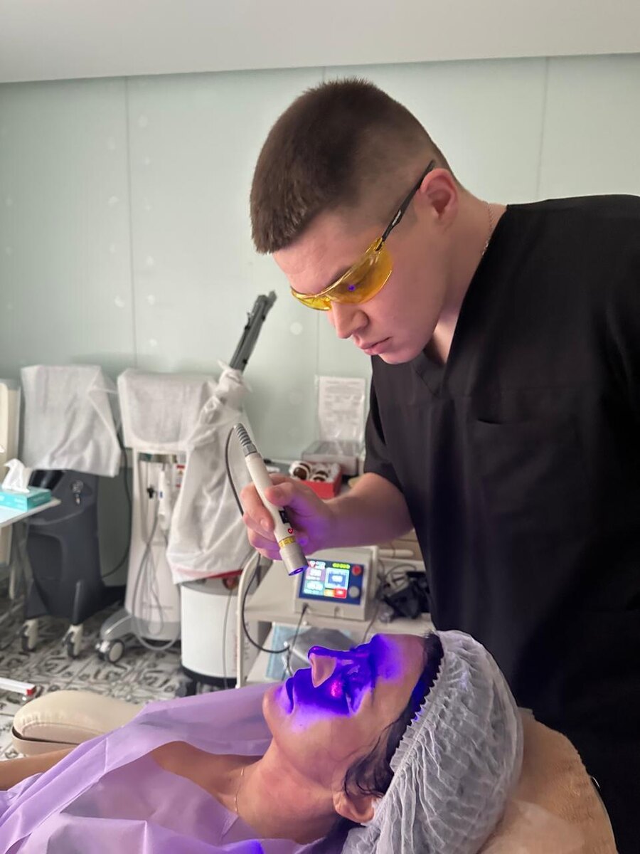 Иван Владимирович Корытцев, проведение процедуры фотодинамической терапии на современном диодном хирургическом лазере 