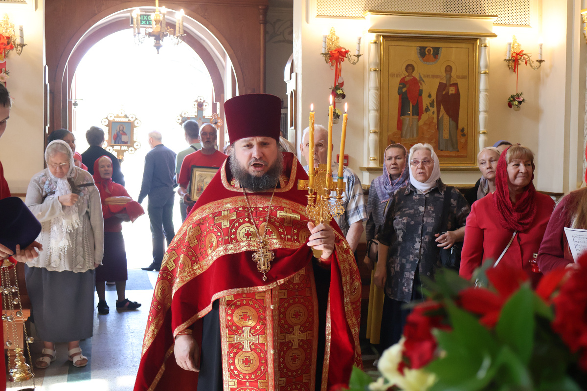 К нам приехал наш дорогой настоятель. Сейчас начнется Пасхальный Крестный ход. Листайте галерею