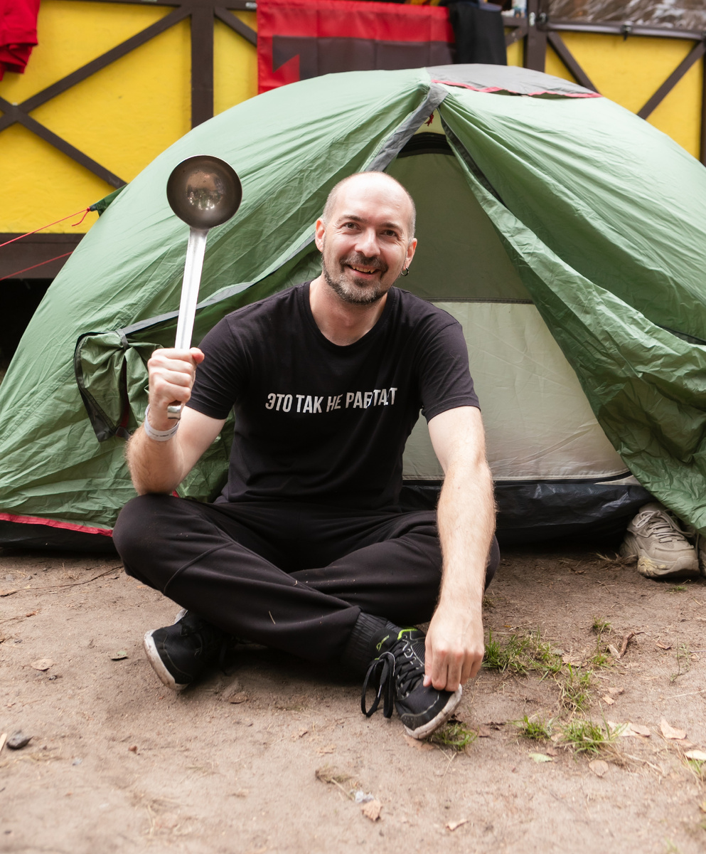 Это не так работает?

Мы знаем, как это работает! 
«Школа выживания» программа, которая запомнится вам и вашим коллегам! Это не только навыки, которые помогают людям становиться сильнее морально и физически, но и прекрасное настроение и море улыбок.


Команда «Праздник РФ» и коллеги с базы «Кивиниеми»  создадут обстоятельства, в которых вашему коллективу предстоит стать единой командой. Вам предстоит выработать командный способ принятия решений и открыть неожиданные способности в себе и в своих коллегах. Каждый участник ощутит ответственность за общий успех, экстремальные условия выведут качество взаимодействия на новый уровень. Выберете одно из направлений командо-образующих программ. Мы разработаем уникальный сценарий мероприятия, с учетом состава участников и целей, которые вы ставите.
Мероприятия проводятся на территории Лосево, Карельский перешеек, река Вуокса, Суходольское озеро, в окрестностях тренировочной базы, по авторским наработанным туристическим маршрутам 
Участники узнают, насколько они готовы к выживанию в экстремальных условиях. Это полезные навыки, новые приключения и преодоление, яркие эмоции, достижения и уверенность в себе! 
Программа может быть проведена как в формате тренинга, так и в  формате корпоративного мероприятия. 
Для того чтобы выполнить все задания и выжить, участникам необходимо стать единым механизмом, который работает как часы. Это увлекательный тимбилдинг.
Только объединившись, они придут к заветной цели. Все задания направлены на тесное взаимодействие между участниками команды. Этапы подобраны таким образом, чтобы каждый член команды был задействован, а не стоял в стороне.
Кроме базовых заданий по разведению костра, изготовлению носилок, установки палатки и оказанию первой помощи, могут быть задания на смекалку, реакцию, баланс,  веревочные задания и экстремальные этапы приключений на бурной реке Вуокса
Алена Димпул отмечает, что «Школа выживания» самая интересный летний тимбилдинг и увлекает всех сотрудников компании. Тем более