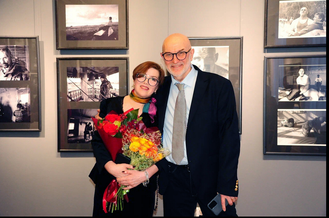 Владимир Дубровский и Линда Генрих на открытии фотовыставки «Фотографии времени», 2025 г. Фото Павла Мирошникова. 