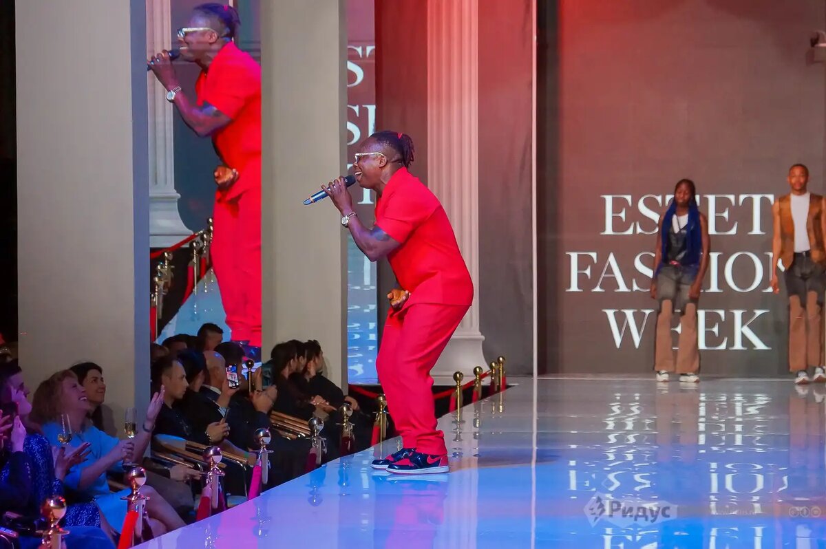    ESTET FASHION WEEK ВЕСНА - 2025, концертный номер исполнителя. © Ольга Соколова