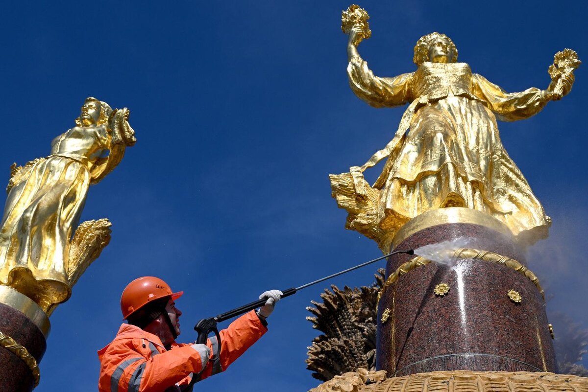 Покрытая сусальным золотом литовская красавица с фонтана "Дружба народов" после промывки засияла на солнце.  Рамиль Ситдиков / © Риа "Новости 