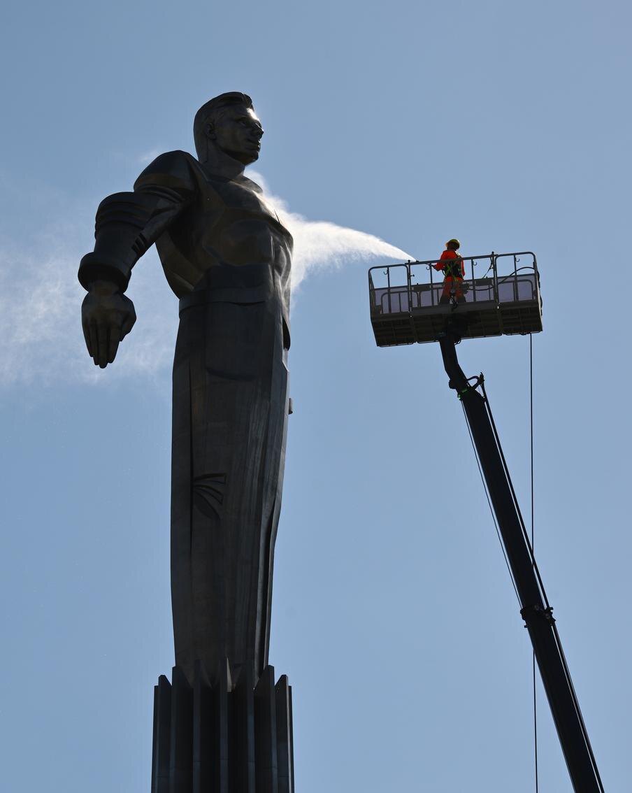 Для очистки космонавта ростом более 42 метров потребовались автогидроподъёмники и бригада из шести человек. Кирилл Зыков / © Риа "Новости"