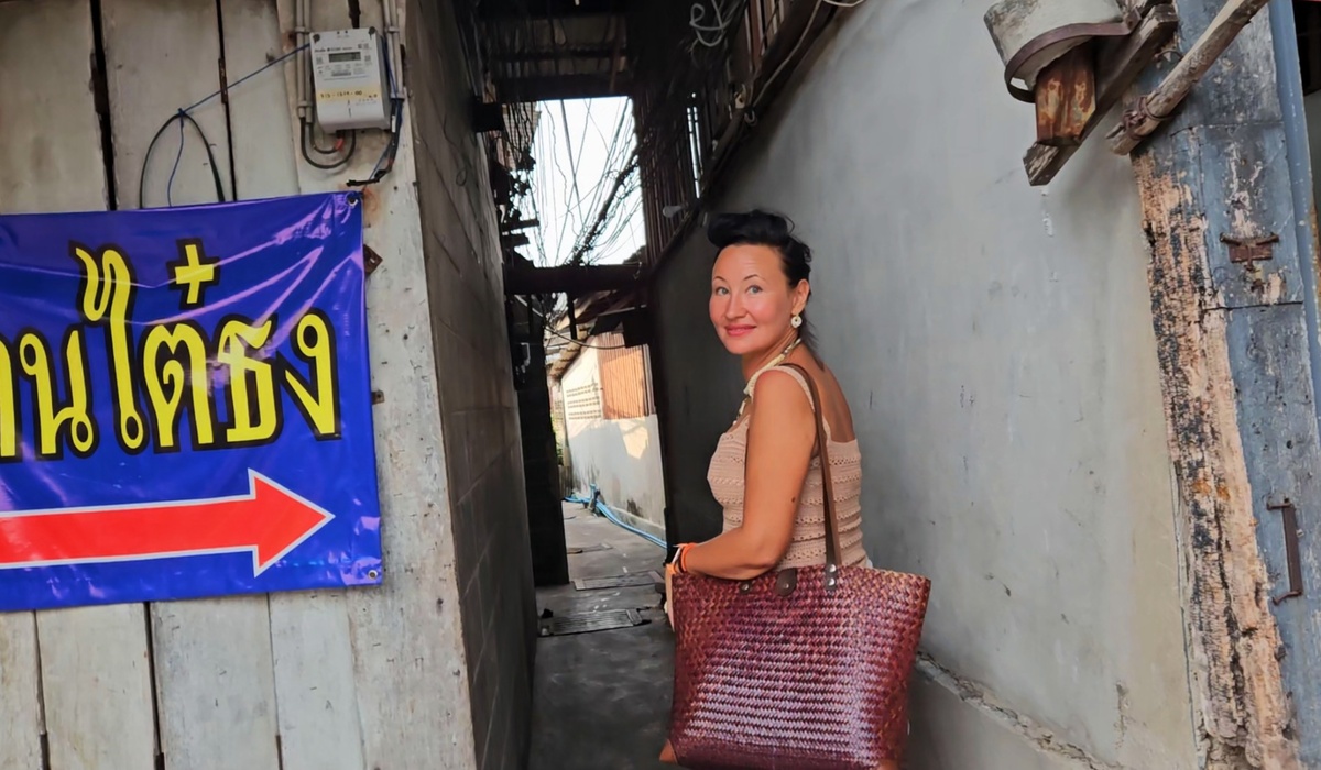 Стрелка показывает направление движения