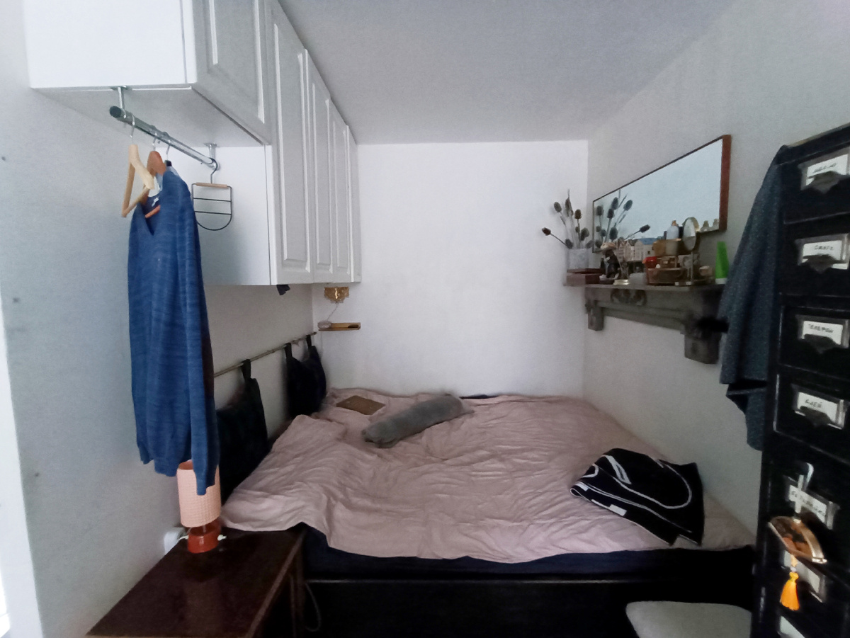 Спальню мы изначально расположили в нише в проходной комнате