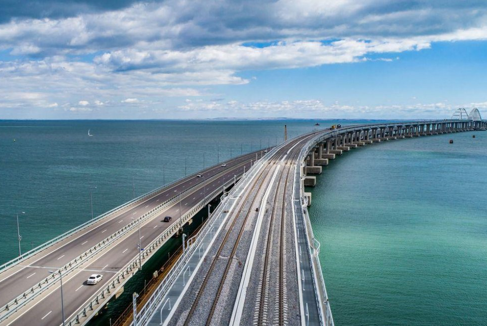 Фото взято с сайта https://rg.ru/2020/12/01/reg-ufo/za-osen-po-krymskomu-mostu-proehali-bolee-12-milliona-avtomobilej.html