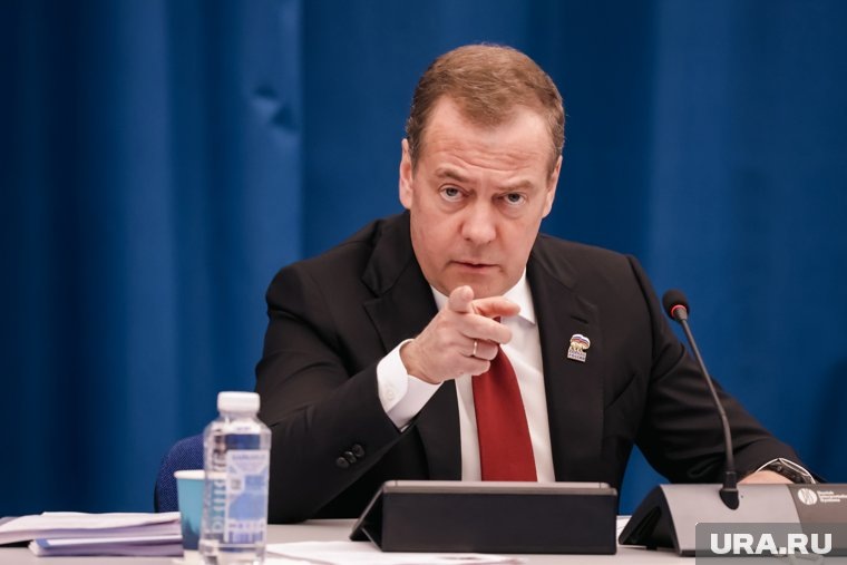    Медведев посоветовал бывшему чешскому вратарю Гашеку не пить пиво в непроверенных местах