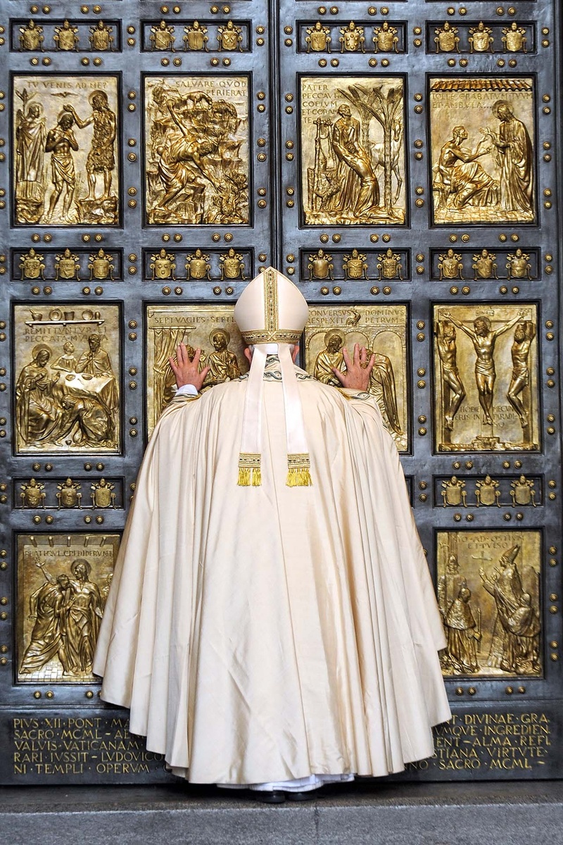    Папа Франциск открывает Святые врата Собора Святого Петра в Ватикане, 8 декабря 2015 года