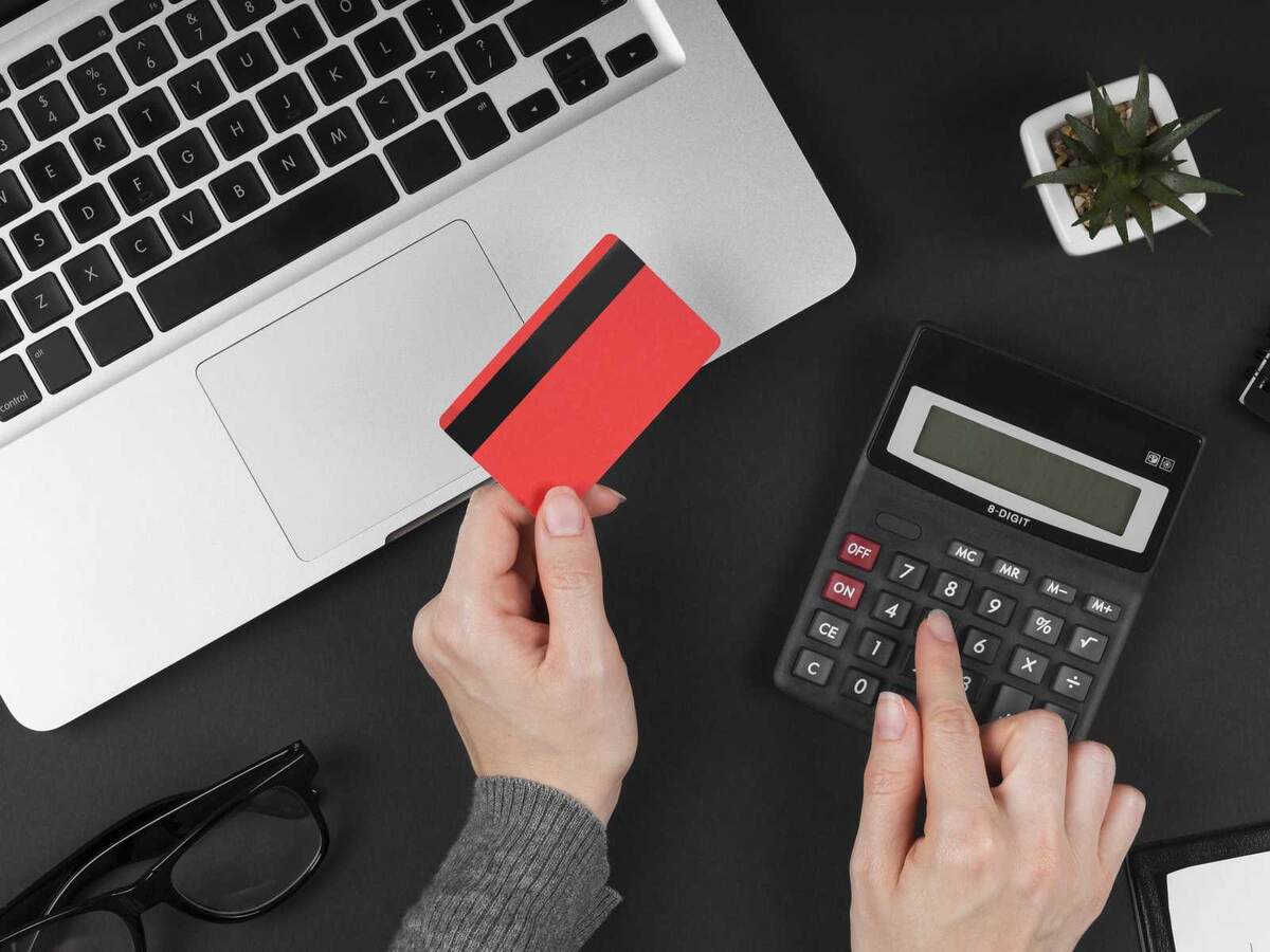 Несмотря на то, что картами с кредитным лимитом пользуются миллионы банковских клиентов, до сих пор существует ряд мифов, связанных с этим финансовым инструментом. Фото - Freepik.