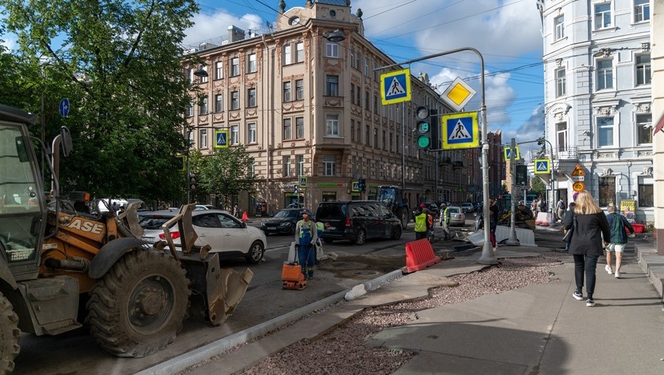    Замена дорожного полотна и бортового (бордюрного) камня на Чкаловском проспекте Петроградской стороны. Автор фото: Тихонов Михаил/"ДП"