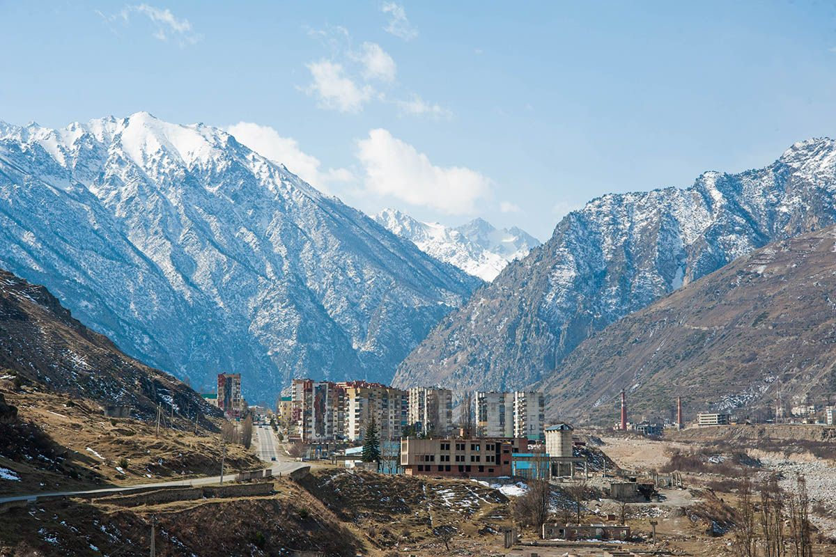 г. Тырнауз на фоне гор