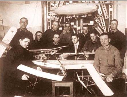 Михаил Миль - руководитель авиамодельного кружка