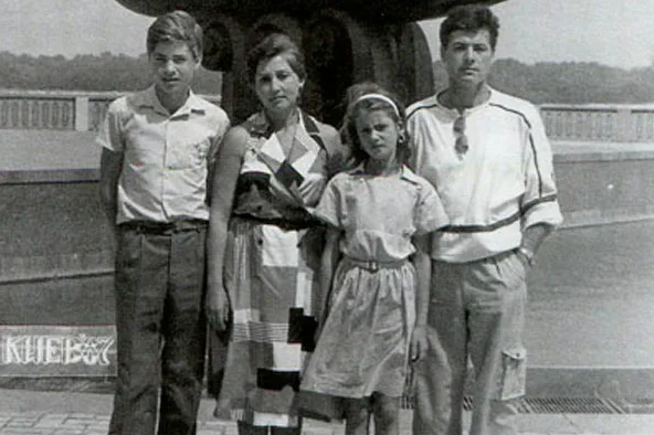 Анна Ковальчук с родителями и братом