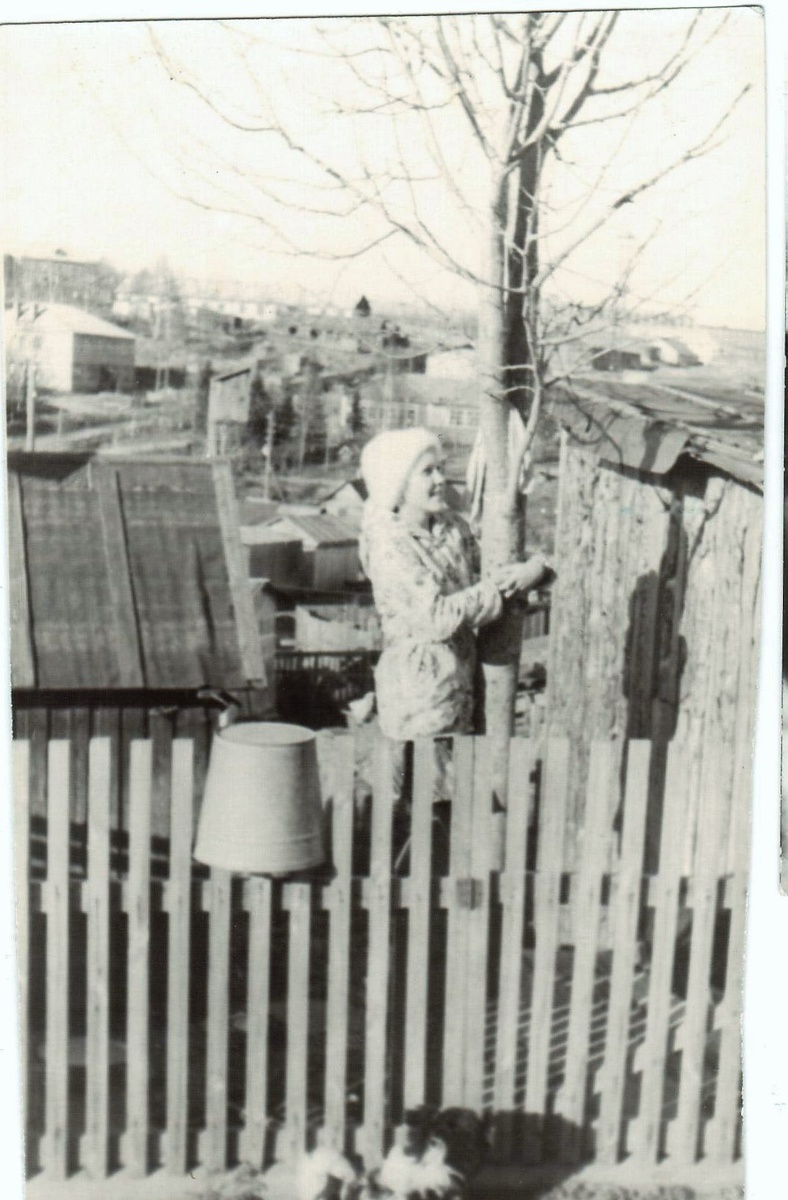 Первая весна в Ухте, во дворе нашего барака, в который мы переехали)) Мне уже почти 14