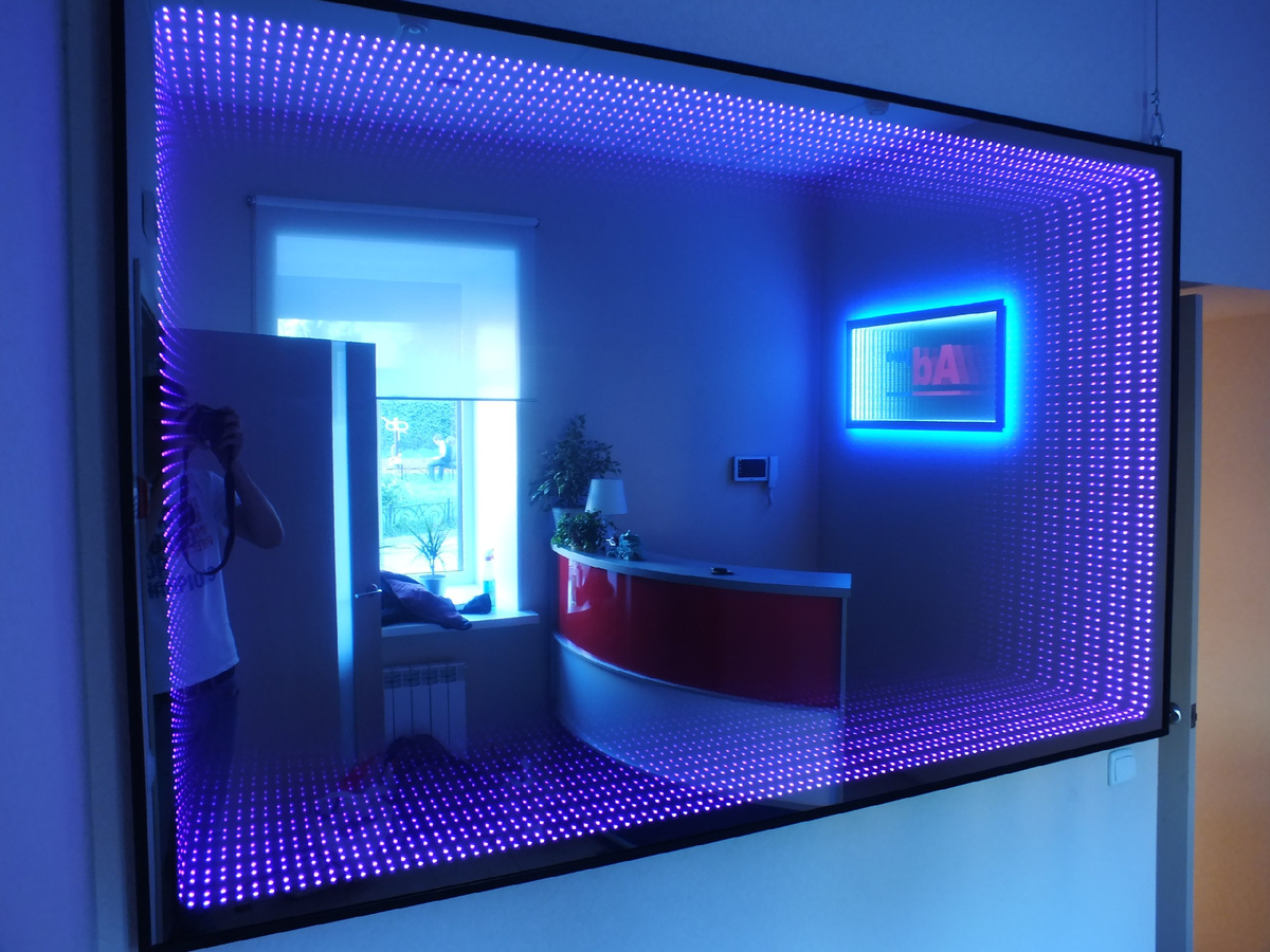 Большое зеркало с эффектом бесконечности