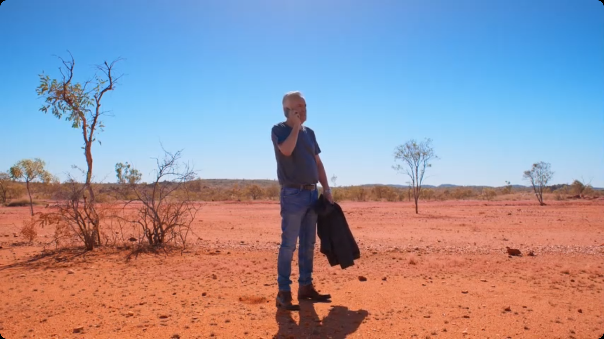 Кадр из сериала "Дарби и Джоан". В этот момент муж главной героини говорит ей, что он в Испании. Скоро он умрёт. И ей сообщат, что тело привезли вовсе из Австралии.