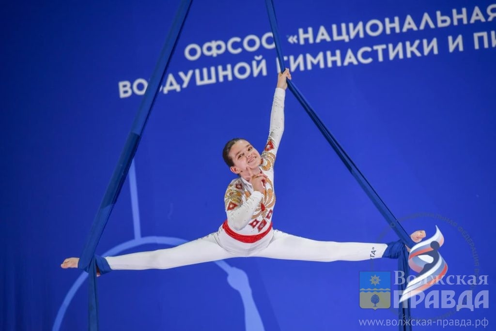 Девушки в воздухе чувствуют себя уверенно📷    На полотне под куполом: в Волжском развивается необычный вид гимнастики
