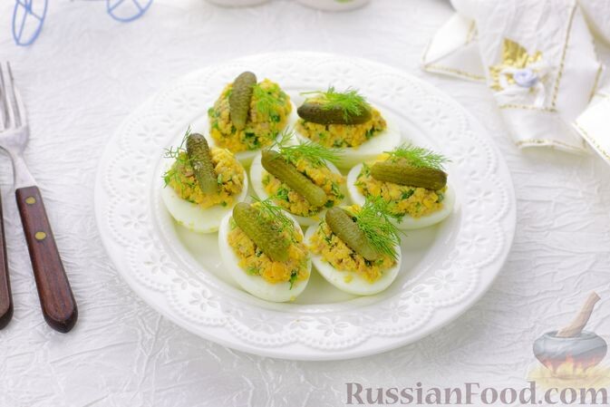 яйца куриные, печень трески консервированная, огурцы маринованные, лук зелёный, зелень укропа, соль, перец чёрный молотый