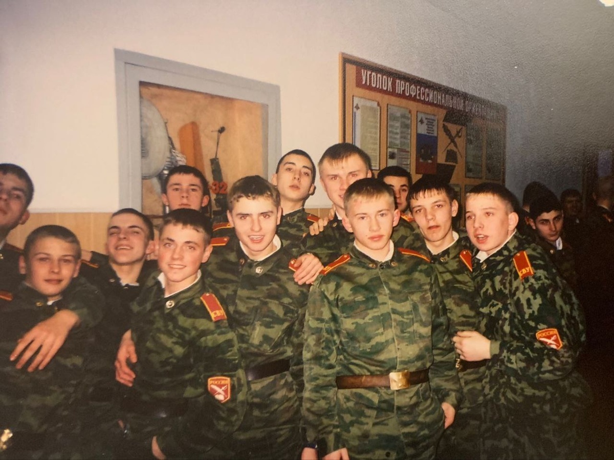 На фото: Паша (первый ряд, справа)