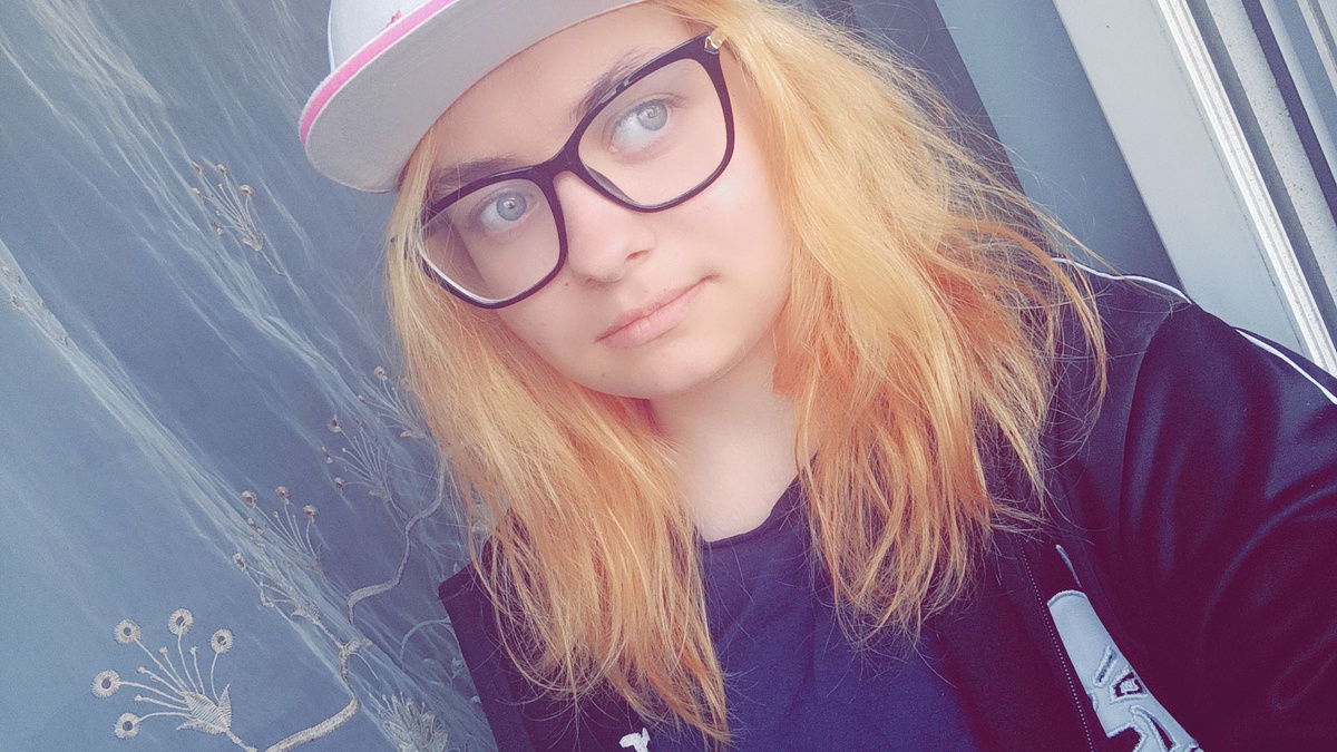 с таким цветом волос дочке тоже очень хорошо!