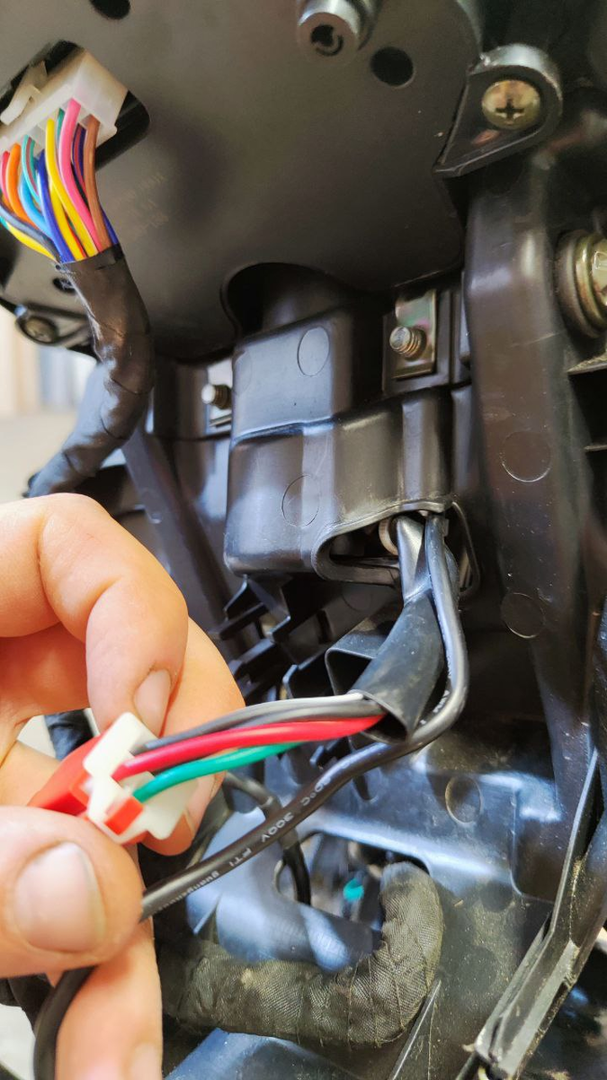 Красная клемма - ключ зажигания  VMC Aura