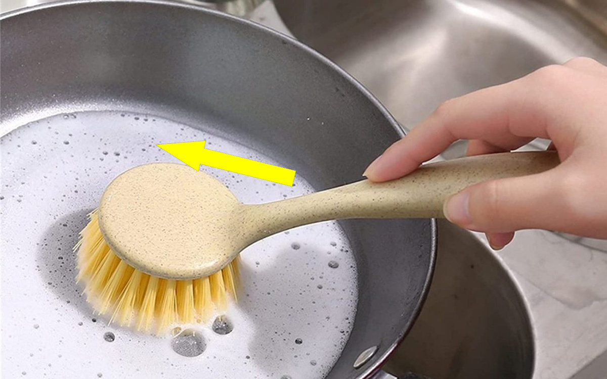    Секретный метод химиков СССР очищает любую сковороду за 5 минут без усилий