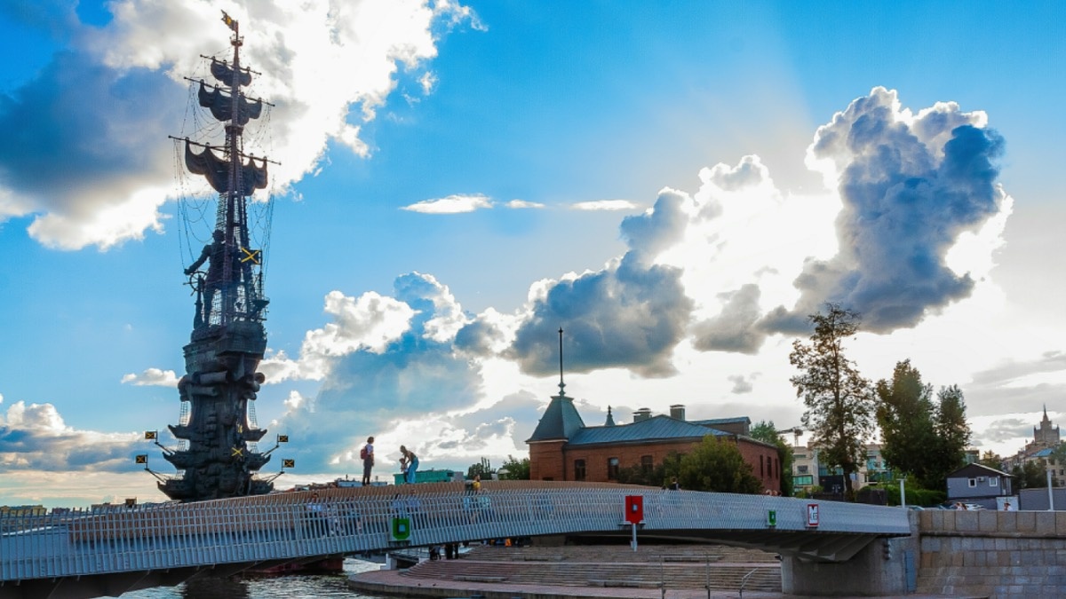    Пётр I появился напротив «Красного Октября» в 1997 году. Фото: Roman Denisov / www.globallookpress.com