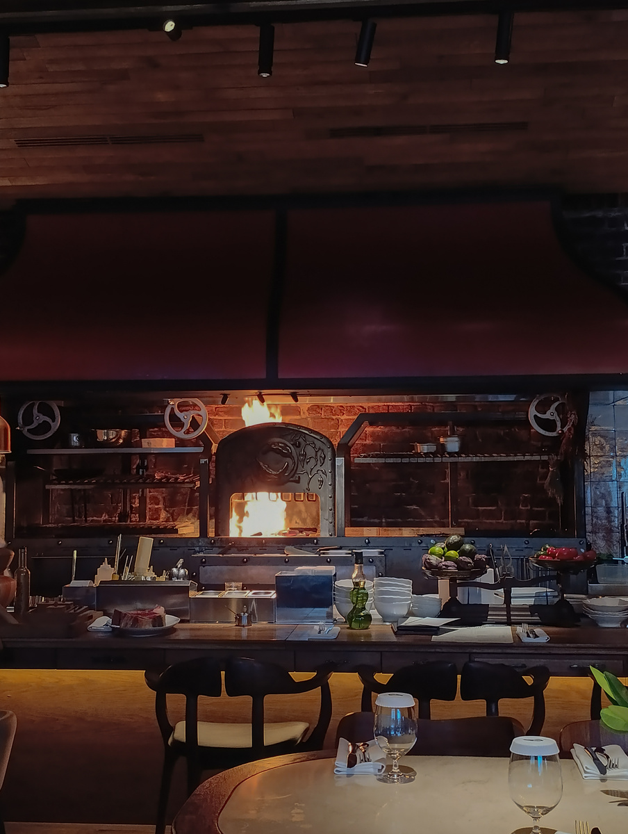 Думаете пожар? Нет, просто дровишки прогорают.