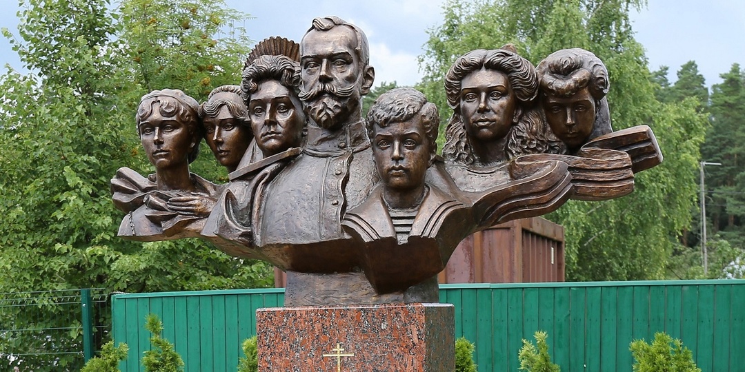 Самые причудливые памятники Николаю II и его семье