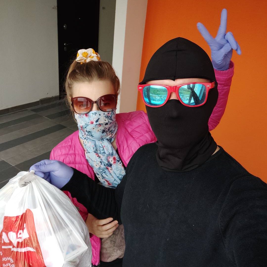 На фотографии самые горячие дни Пандемии, где дружба соседей перерастала во что-то большее. 