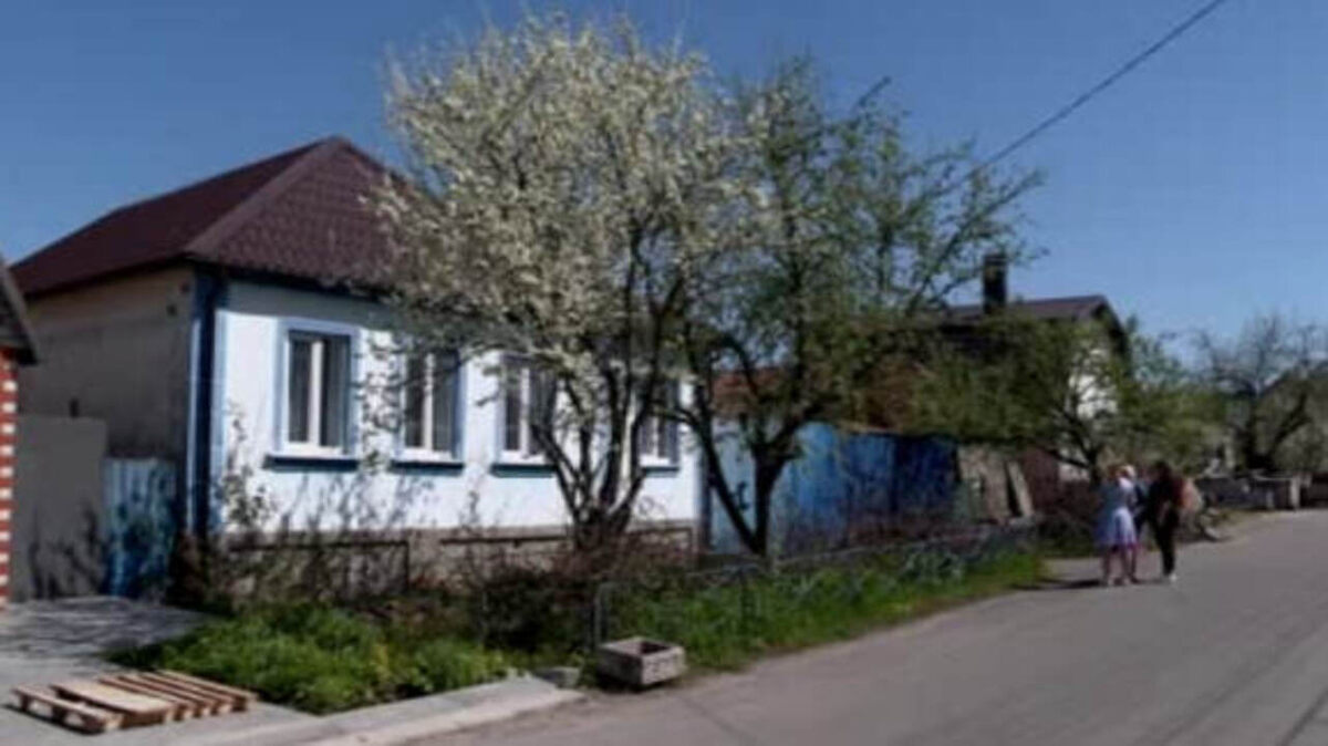    Полгода хозяйка дома в Курске добивается вывоза веток и бревен