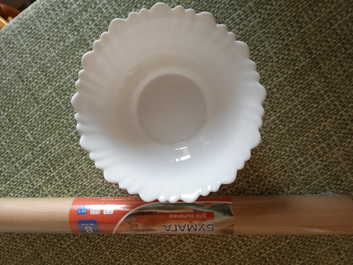 Фото автора. Бумага -- 79 р. Салатник -- 55 р.