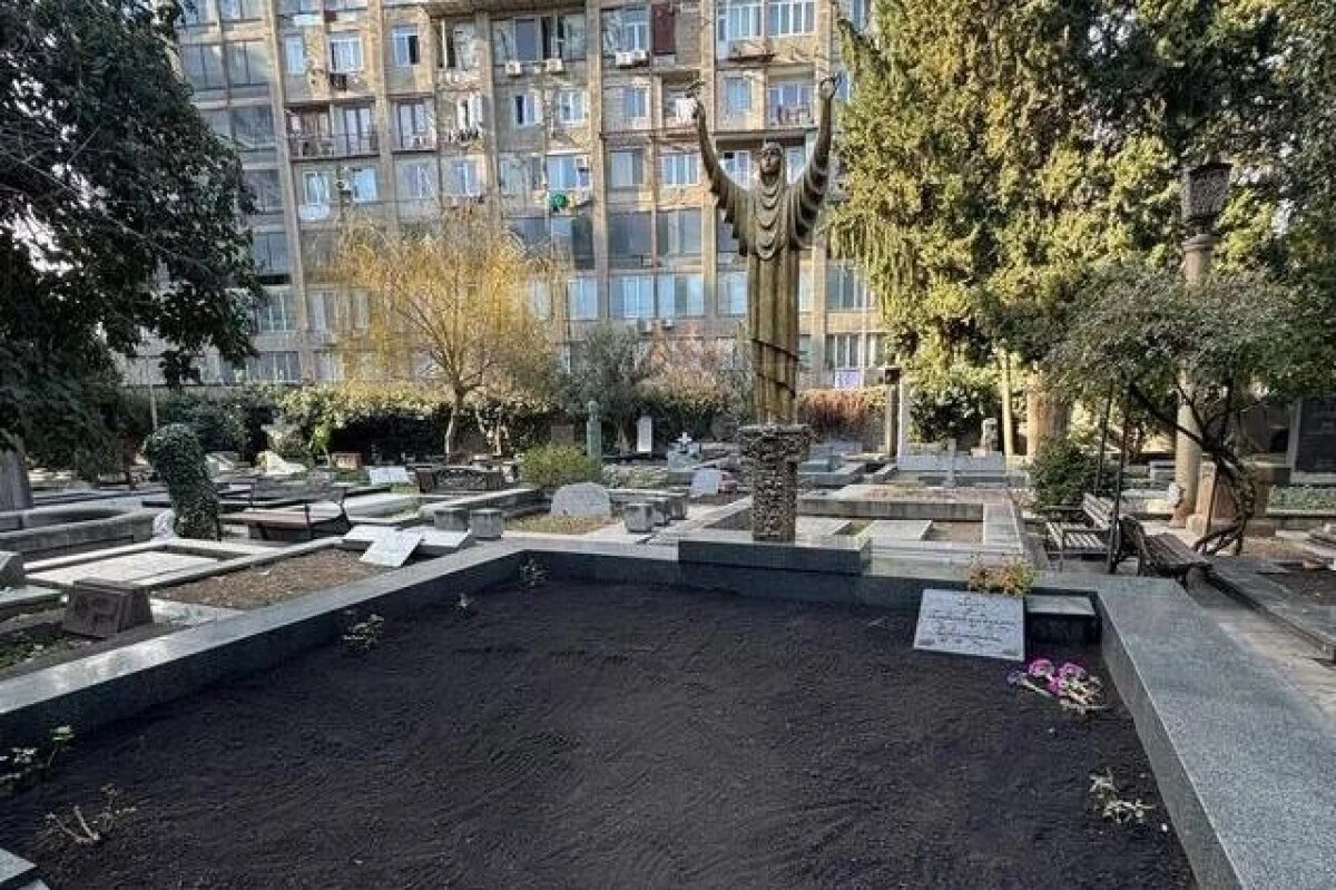    На могиле Церетели установлена скульптура Святой Нино, крестившей Грузию