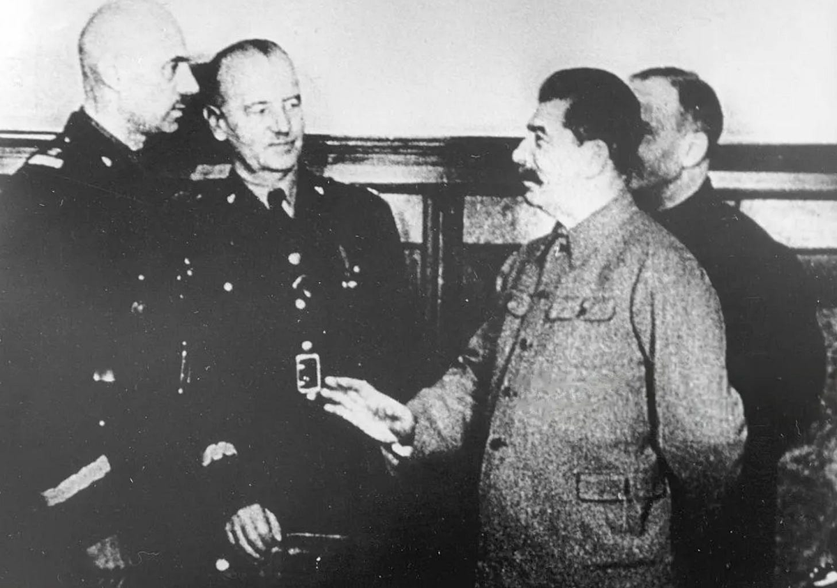 Слева направо, В. Андерс, В. Сикорский, И. В. Сталин, переводчик (возможно), 1941 год.