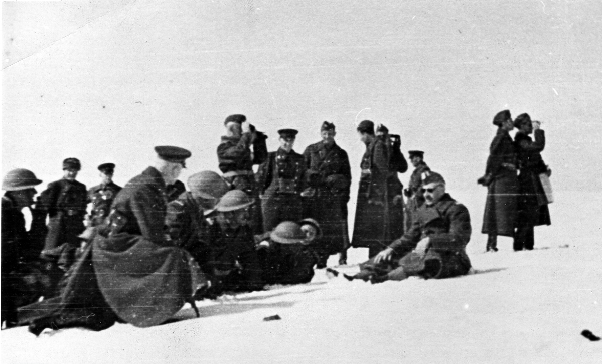 Советские командиры и польские офицеры на учениях (зима 1941 года). Польские военнослужащие в английских стальных шлемах Brodie helmet. Сидящий справа в офицерской фуражке — генерал В. Андерс.