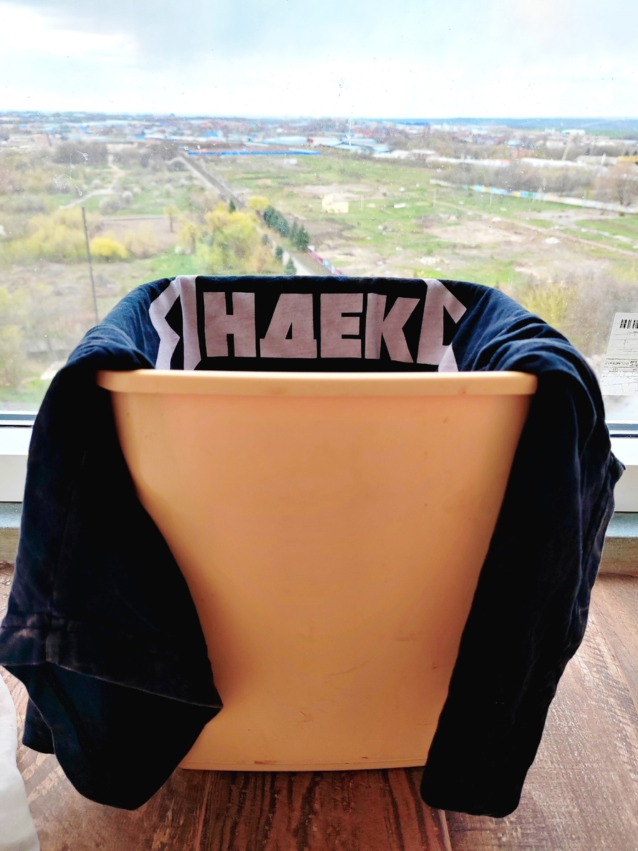 Мерч, как и моя любовь к Крауду, улетели в мусорку.