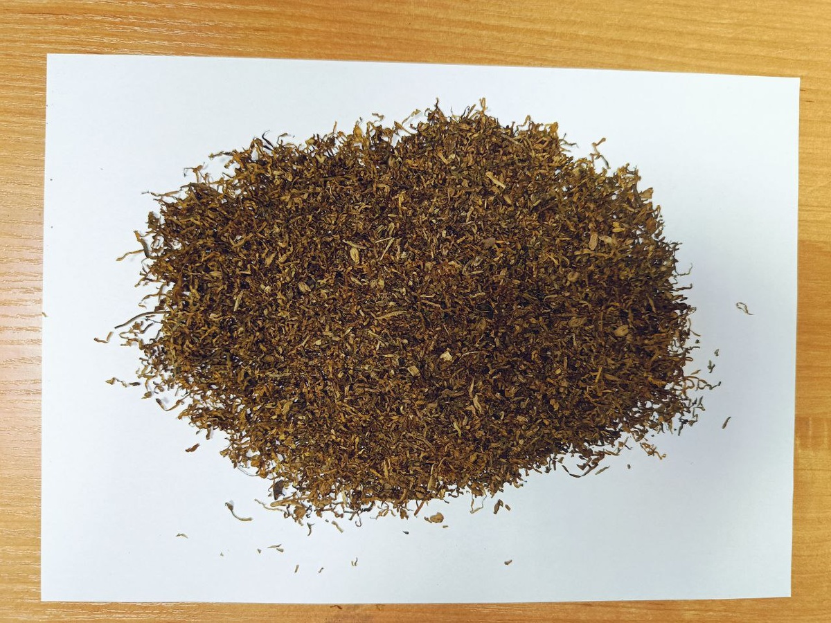 Табак на развес, который лежит на листке бумаги