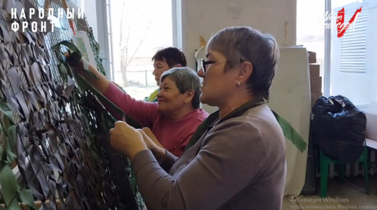    Жительницы Оренбургского района отправили в зону СВО 32 маскировочные сети Марина Шарт