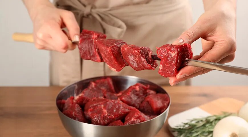   Чтобы мясо прожарилось равномерно, оставляйте небольшие зазоры между кусками при нанизывании на шампур (Shutterstock/FOTODOM)