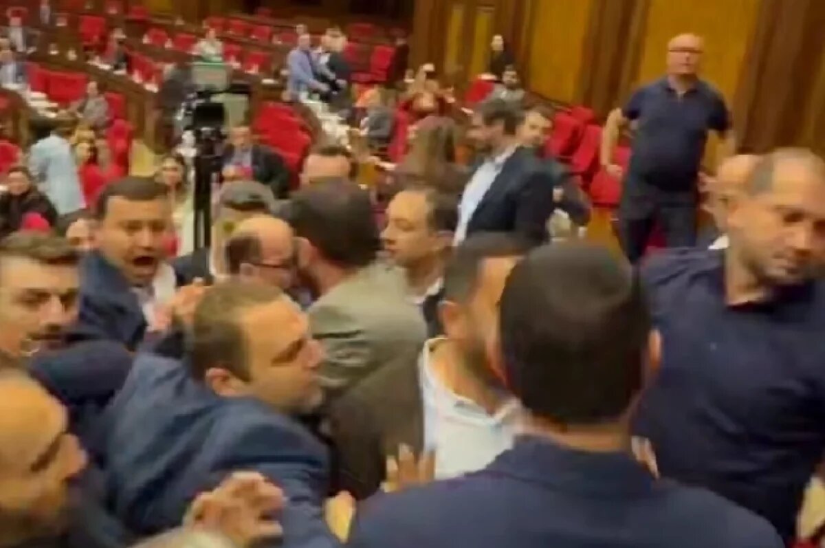    Депутаты парламента Армении подрались в ходе спора об отрицании геноцида