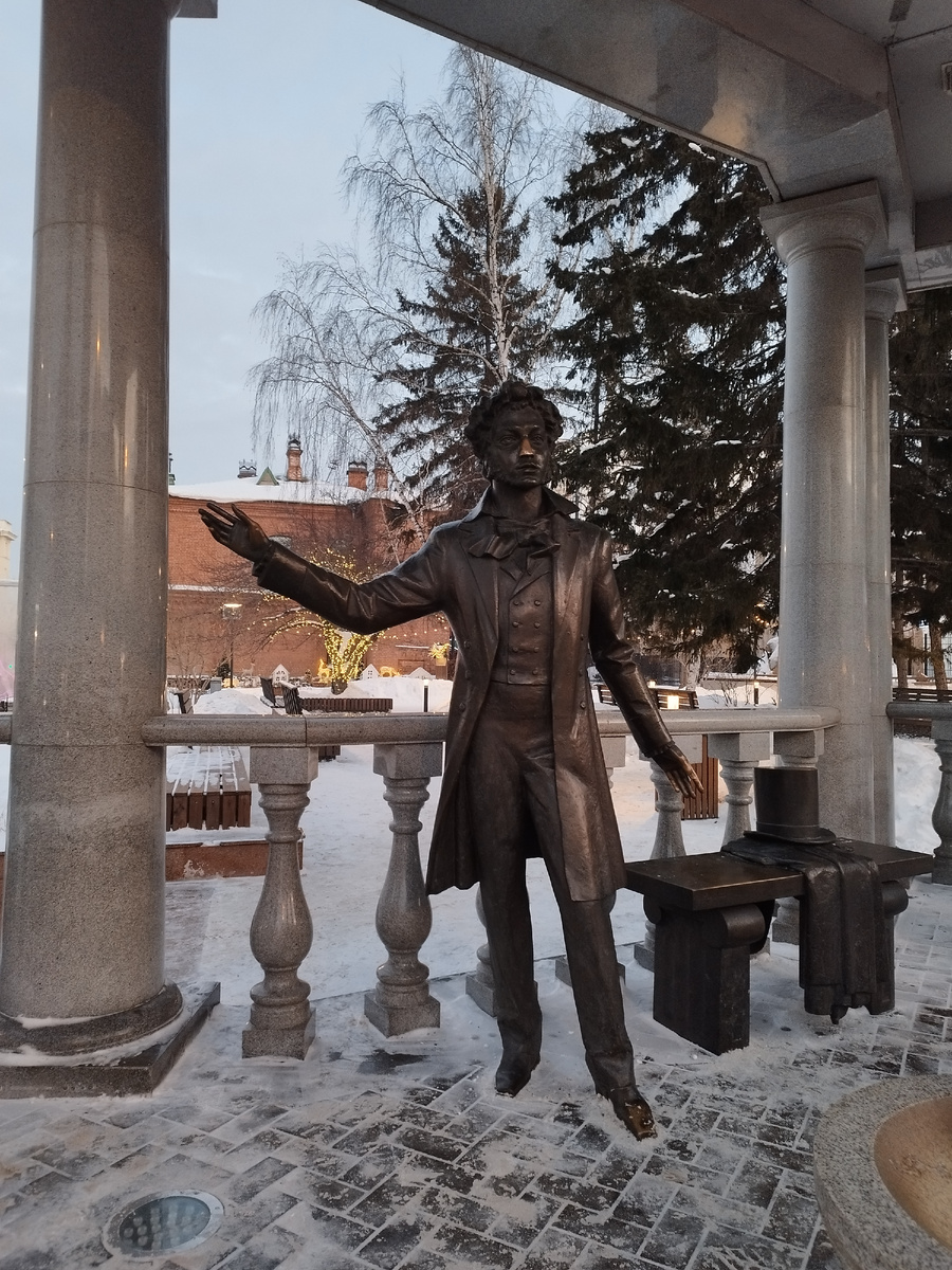 Для иллюстрации статьи - Пушкин из Пушкинского сквера. Красноярск. Автор скульптурной композиции - Константин Зинич. Фото из личного архива автора