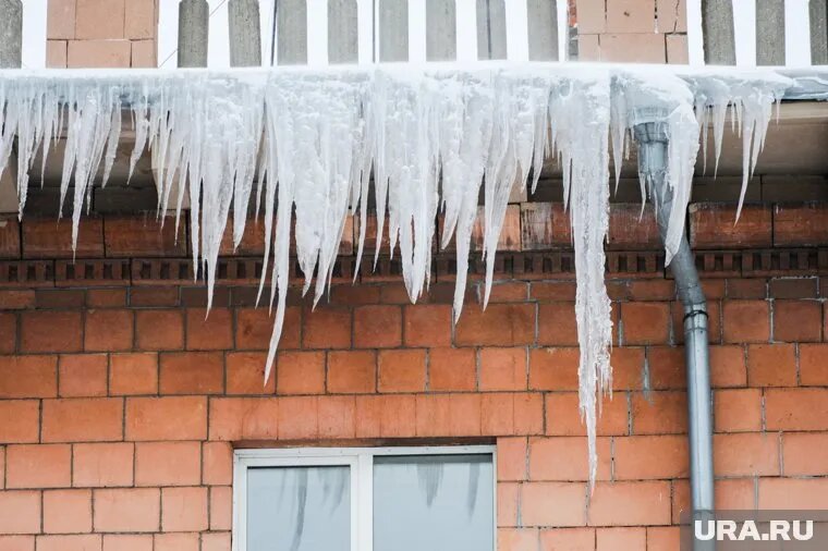 Упавшая наледь нанесла ребенку сильные травмы. Фото: Вадим Ахметов © URA.RU