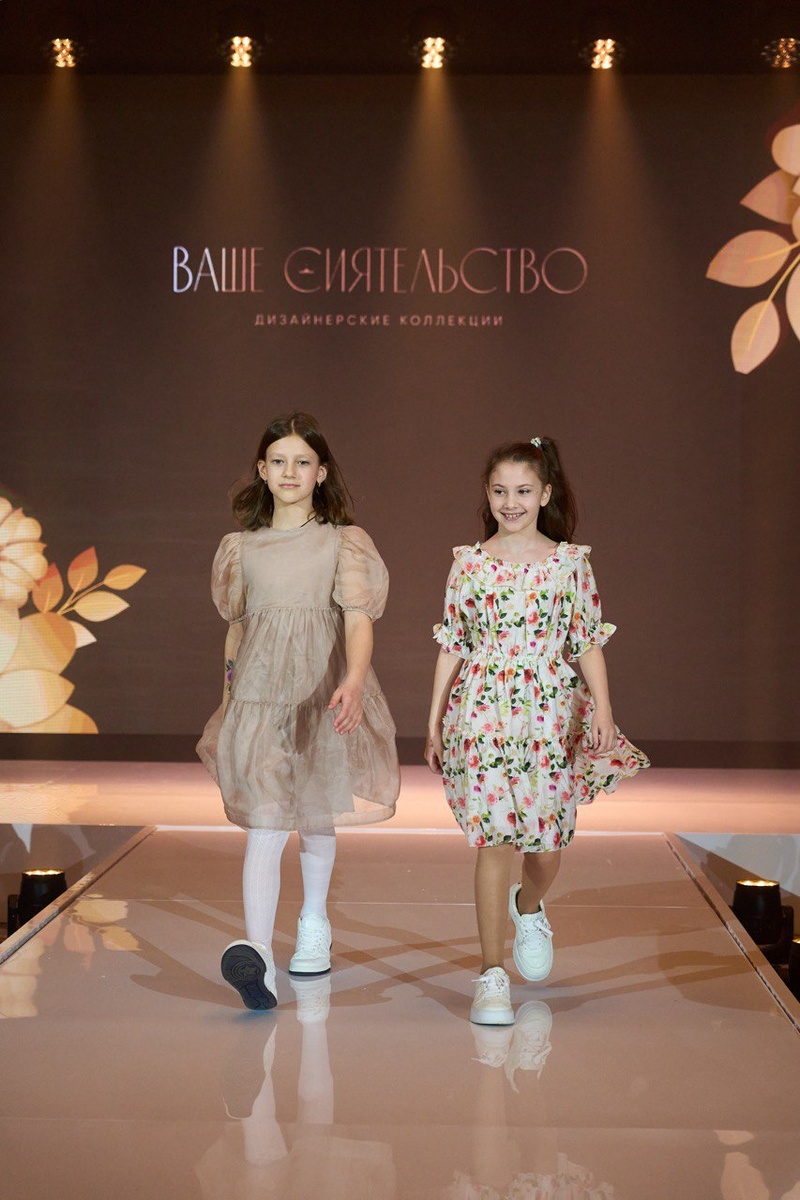Юные модели в нарядах коллекции бренда «Ваше Сиятельство»