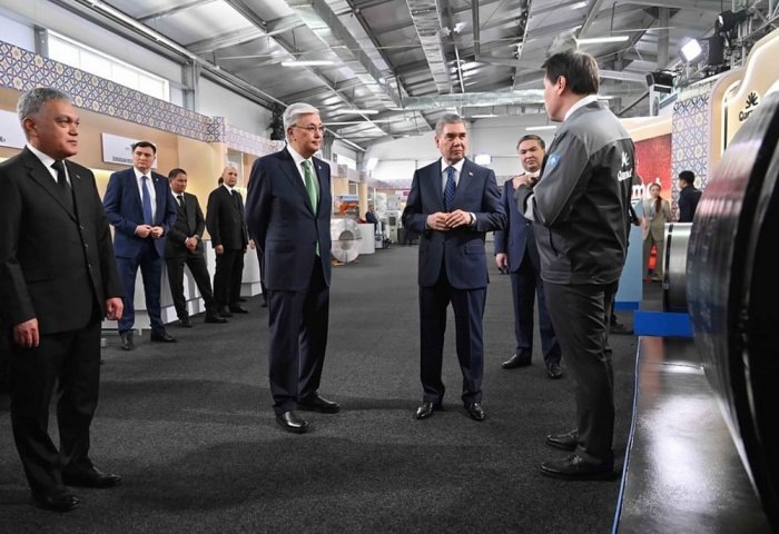 Гурбангулы Бердымухамедов и Касым-Жомарт Токаев на выставке казахстанских производителей, 22 апреля, 2025 г., Туркестан, Казахстан (Фото: akorda.kz)